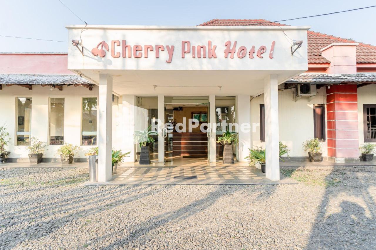 Cherry Pink Hotel Medan Mitra Reddoorz Dış mekan fotoğraf